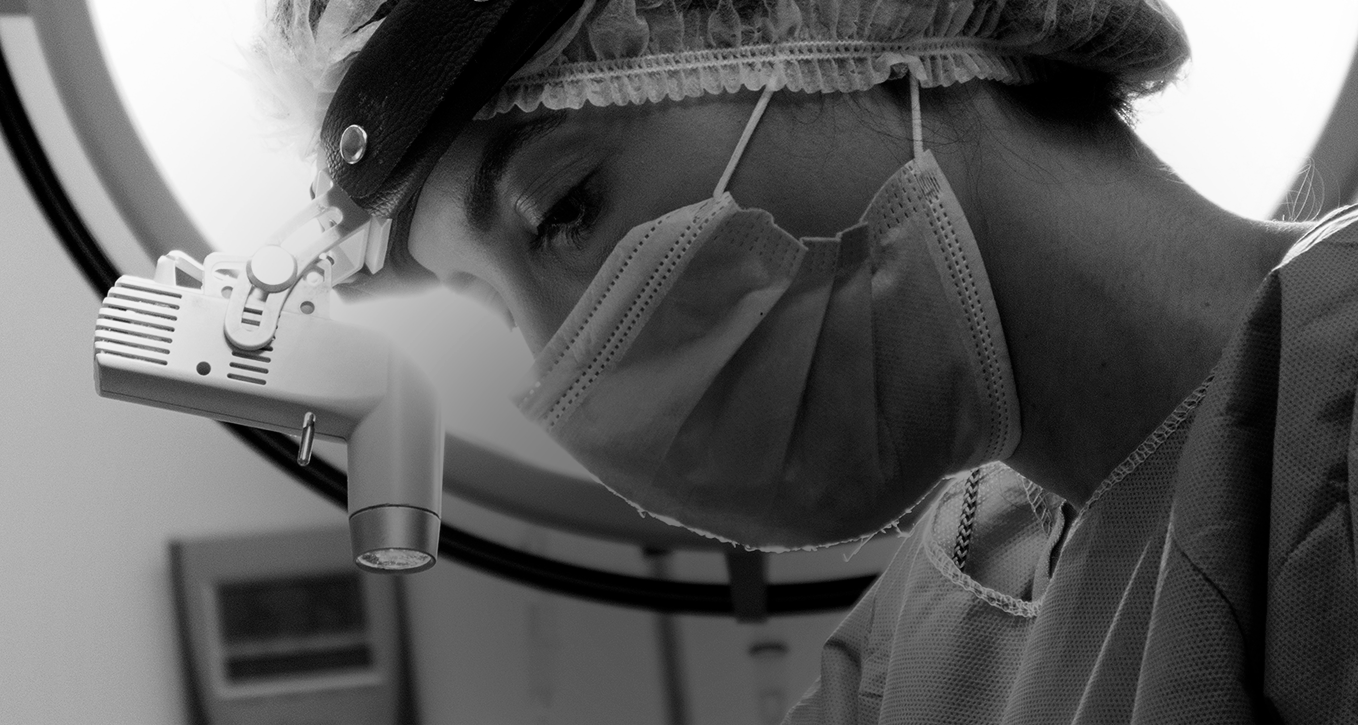 Cirurgião em procedimento